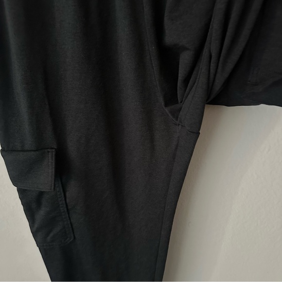 Vuori Boyfriend Cargo Jogger Sweatpant in Black Heather - Picture 9 of 11